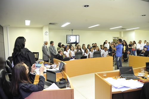 03-04-desembargador recebe menina que sonha em ser juíza 3