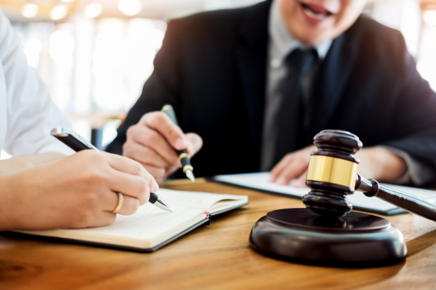 zakenmensen-en-advocaten-over-contractpapieren-die-aan-tafel-zitten-concepten-van-wet-advies-juridische-dienstverlening 1423-1656