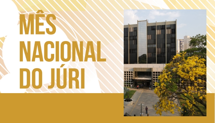 Imagem institucional em tons de dourado e bege. À esquerda, sobre um fundo claro com linhas diagonais, aparece o texto em letras grandes e maiúsculas: “MÊS NACIONAL DO JÚRI”, na cor dourada. À direita, há uma fotografia de um prédio público de vários andares, com fachada em tons de cinza e bege, grandes janelas verticais e uma entrada central recuada. Em frente ao edifício, vê-se uma área aberta com pessoas caminhando e, ao lado direito da foto, uma árvore grande com flores amarelas, destacando-se no cenário urbano. Na parte inferior da imagem, há uma faixa horizontal dourada que acompanha toda a largura da arte.