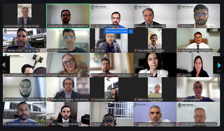 A imagem mostra uma captura de tela de uma reunião virtual, em formato de mosaico, com diversos participantes identificados por nome e cargo, majoritariamente juízes de direito e integrantes do Poder Judiciário. Alguns participantes aparecem com câmera ligada, outros com fundo institucional do Tribunal de Justiça de Goiás