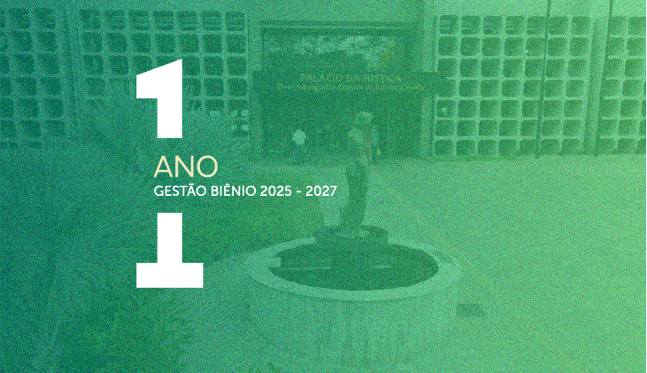 Imagem em tons de verde, com um filtro gráfico aplicado. À esquerda, em destaque, aparece o número “1” em grande tamanho. Logo abaixo, lê-se o texto “ANO” e, em seguida, “GESTÃO BIÊNIO 2025 – 2027”, em letras claras.  Ao fundo, de forma levemente desfocada, vê-se a área externa de um edifício institucional, com paredes formadas por blocos vazados. No centro da imagem há uma escultura humana posicionada sobre uma base circular, semelhante a uma fonte ou pedestal. A cena transmite um caráter institucional e comemorativo, com foco visual no marco de um ano de gestão.