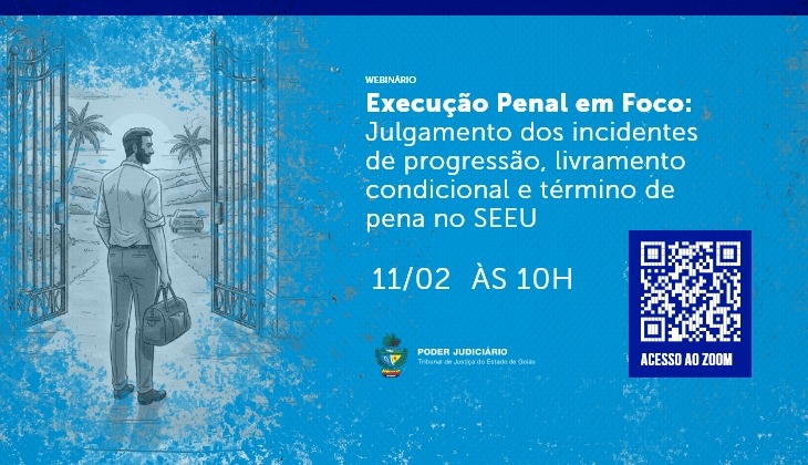 Imagem em formato de banner, com fundo predominantemente azul em tons claros e escuros, com textura que lembra tinta ou aquarela. À esquerda, há uma ilustração em traço fino de um homem visto de costas, aparentemente adulto, vestindo camisa de mangas dobradas, calça comprida e sapatos. Ele segura uma bolsa na mão direita e está parado diante de um grande portão aberto, com grades altas. Do outro lado do portão, vê-se uma paisagem clara, com árvores e sensação de espaço aberto, sugerindo liberdade ou saída.  À direita da imagem, em destaque, há texto em letras brancas e azul-claras. No topo, a palavra “Webinário”. Abaixo, o título: “Execução Penal em Foco: Julgamento dos incidentes de progressão, livramento condicional e término de pena no SEEU”. Mais abaixo, a data e horário: “11/02 às 10h”.  No canto inferior central, aparece o logotipo do Poder Judiciário – Tribunal de Justiça do Estado de Goiás, com o brasão oficial. No lado direito do banner, há um QR Code com a legenda “Acesso ao Zoom”, indicando link para participação no evento online.  A composição visual transmite um tom institucional e reflexivo, com simbolismo relacionado à execução penal e à ideia de passagem ou reintegração.