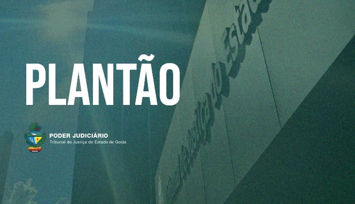 Imagem com tonalidade predominante verde-azulada. À esquerda, em destaque, aparece a palavra “PLANTÃO” em letras grandes, brancas e maiúsculas.  Abaixo do texto, no canto inferior esquerdo, está o brasão do Estado de Goiás acompanhado da inscrição: “PODER JUDICIÁRIO – Tribunal de Justiça do Estado de Goiás”, em letras brancas menores.  Ao fundo, de forma desfocada e com efeito de transparência, vê-se parte da fachada de um prédio institucional, com a inscrição “Tribunal de Justiça do Estado de Goiás” visível na parede. A imagem transmite caráter institucional e informativo.