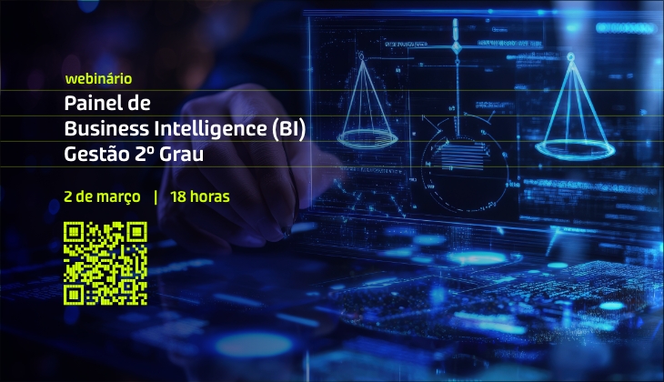 Imagem de divulgação de um webinário com fundo predominantemente azul escuro e elementos tecnológicos.  À direita, aparece a imagem de uma mão tocando ou interagindo com uma interface digital holográfica. Sobre a superfície, há gráficos e elementos visuais em azul neon, incluindo duas balanças estilizadas (remetendo à ideia de equilíbrio ou gestão), diagramas circulares, linhas, gráficos e dados digitais, criando um ambiente futurista e tecnológico.  À esquerda, sobre uma faixa escura translúcida, está o texto:  Em verde: “webinário”  Em branco: “Painel de Business Intelligence (BI) Gestão 2º Grau”  Em verde: “2 de março | 18 horas”  Abaixo do texto, há um QR code em verde neon para inscrição ou acesso ao evento.  O design transmite modernidade, tecnologia e análise de dados, alinhado ao tema de Business Intelligence.
