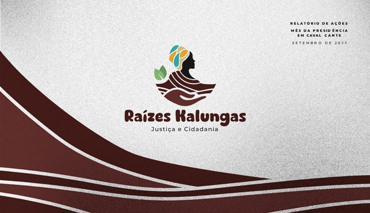 magem gráfica institucional com fundo claro, em tom bege acinzentado e textura suave. Na parte inferior, há faixas onduladas em tons de marrom e vinho que atravessam a largura da imagem, criando um efeito de movimento.  No centro superior está o logotipo do projeto “Raízes Kalungas – Justiça e Cidadania”. O símbolo apresenta a silhueta de perfil de uma mulher negra com turbante colorido em tons de amarelo, azul e verde. Abaixo da silhueta, duas mãos estilizadas, em tom marrom, aparecem abertas como se estivessem acolhendo ou sustentando o símbolo. Dentro das mãos há linhas que lembram lavouras ou caminhos, além de duas folhas verdes.  Logo abaixo do símbolo está o texto “Raízes Kalungas”, em destaque, e, em menor tamanho, a frase “Justiça e Cidadania”.  No canto superior direito aparece, em letras pequenas, o texto: “Relatório de Ações Mês da Presidência em Cavalcante Setembro de 2025”.