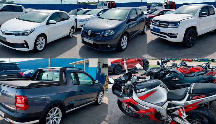 Imagem em formato de colagem com cinco fotografias de veículos expostos em um pátio aberto, possivelmente para venda ou leilão.  Na parte superior, há três carros alinhados lado a lado: à esquerda, um sedã branco; ao centro, um sedã azul-escuro; e à direita, uma picape branca de porte médio. Todos estão estacionados em área pavimentada, com outros veículos ao fundo e um muro azul ao redor.  Na parte inferior, à esquerda, aparece uma picape compacta cinza, vista em perspectiva traseira lateral, com carroceria aberta e rodas esportivas. À direita, há uma motocicleta esportiva nas cores prata, preta e vermelha, com destaque para o tanque e o guidão, estacionada ao lado de outras motos semelhantes.  O ambiente é externo, sob luz natural, com céu claro e presença de vários veículos organizados em fileiras.