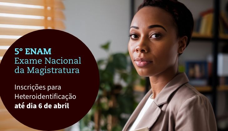Imagem em formato horizontal. À direita, há o retrato de uma mulher jovem adulta, de pele negra, com expressão séria e olhar direto para a câmera. Ela tem cabelo curto, preso ou bem rente à cabeça, e usa maquiagem discreta. Veste um blazer bege claro sobre uma blusa em tom neutro. O fundo é desfocado, sugerindo um ambiente interno, possivelmente um escritório, com estante de livros e uma planta ao fundo.  À esquerda, sobre a imagem, há um círculo grande na cor vinho com texto informativo. No topo, em destaque, lê-se “5º ENAM” em azul claro, seguido de “Exame Nacional da Magistratura” em branco. Abaixo, em letras menores, está escrito: “Inscrições para Heteroidentificação até dia 6 de abril”, com parte do texto em branco e parte em destaque. O contraste entre o fundo escuro do círculo e as letras claras facilita a leitura.