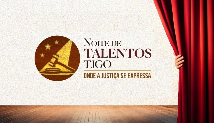 Imagem com fundo claro e textura suave, remetendo a uma parede. Na parte inferior, há um piso de madeira que lembra um palco. À esquerda, aparece um círculo dourado com um símbolo estilizado que combina elementos da Justiça (como uma balança) e das artes (como um palco iluminado), além de três estrelas na parte superior.  Ao lado do símbolo, está o texto em destaque: “Noite de Talentos TJGO”, com a palavra “Talentos” em maior evidência. Abaixo, em letras menores, lê-se o slogan: “Onde a justiça se expressa”.  À direita da imagem, uma cortina vermelha de teatro está parcialmente aberta, sendo puxada por uma mão humana que aparece segurando o tecido, sugerindo o início de um espetáculo ou apresentação.