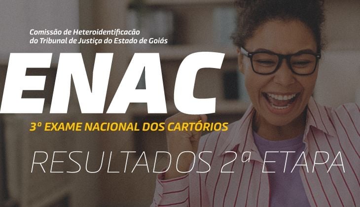 arte retangular de divulgação do TJGO. Ao fundo, há a imagem de uma mulher negra, de cabelos presos e óculos, sorrindo amplamente e levantando um dos braços em gesto de comemoração. Ela veste uma camisa clara com listras vermelhas. Sobre a imagem, em destaque, aparece o texto em letras grandes: “ENAC”. Acima, no canto superior esquerdo, lê-se: “Comissão de Heteroidentificação do Tribunal de Justiça do Estado de Goiás”. Logo abaixo de “ENAC”, está escrito em amarelo: “3º Exame Nacional dos Cartórios”. Na parte inferior da arte, em letras finas e grandes, aparece a frase: “Resultados 2ª etapa”. A composição transmite ideia de conquista e celebração.