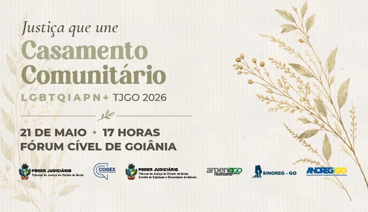 Card horizontal com fundo claro texturizado em tom bege. À esquerda, há elementos florais delicados em tons suaves de verde e dourado. Na parte superior, lê-se a frase “Justiça que une” em fonte cursiva. Logo abaixo, em destaque, está o texto “Casamento Comunitário”, em letras grandes nas cores verde-claro e bege. Abaixo, aparece a sigla “LGBTQIAPN+” seguida de “TJGO 2026”.  Na parte inferior esquerda, estão as informações do evento: “21 de maio • 17 horas” e “Fórum Cível de Goiânia”, em letras escuras e destacadas. Ao longo da parte inferior da imagem, aparecem as logomarcas do Poder Judiciário do Estado de Goiás, da Cogex, da Corregedoria do Foro Extrajudicial, da ArpenGO, do Sinoreg-GO e da AnoregGO.  À direita do card, há uma ilustração floral vertical em tons dourados e esverdeados, complementando a identidade visual elegante e delicada do convite.