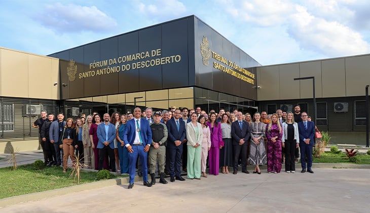 48ª obra da gestão: Leandro Crispim inaugura Fórum modernizado de Santo Antônio do Descoberto e Cantinho da Primeira Infância