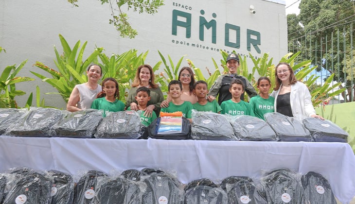 TJGO entrega mais de 50 kits escolares a alunos concluintes do Proerd atendidos pelo Espaço Amor; ação integra o programa Judiciário Solidário