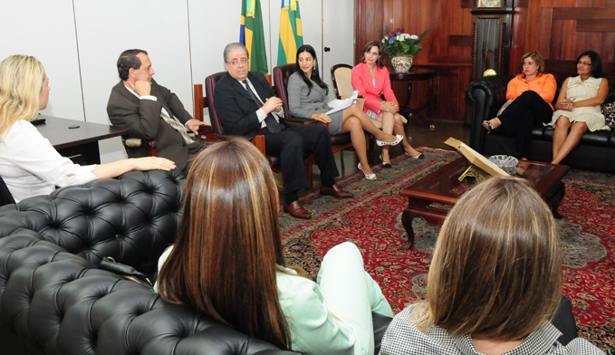 Comitiva trata da criação do Juizado Especial da Mulher em Aparecida de Goiânia com o presidente do TJGO