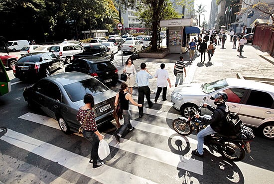 Carros na faixa