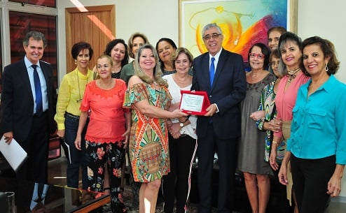 Presidente do TJGO recebe homenagem de servidoras