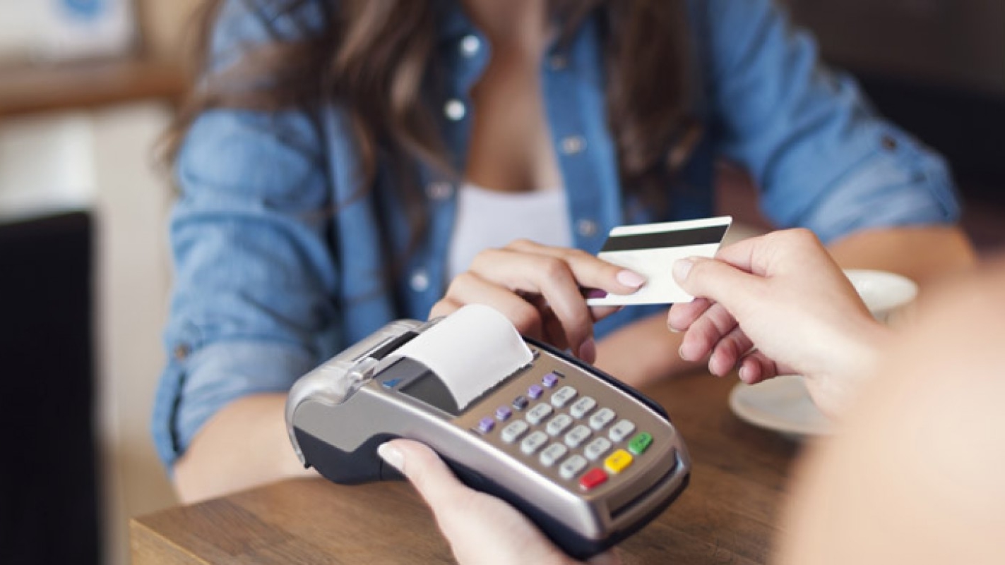 novas-regras-para-rotativo-diminuem-juros-do-cartao-de-credito-mostra-pesquisa-kk8N